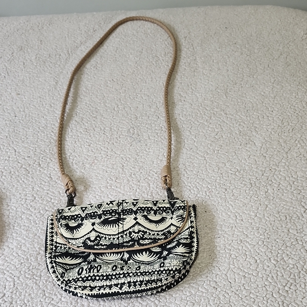 Black And White Pattern Sakroots Crossbody Bag With Inner Zipper Pocket
